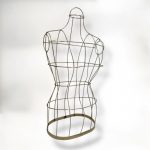 "مانکن زنانه مفتولی آویز"