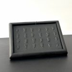 "سینی انگشتر تخت چرم مشکی MJ101 برای نمایش گروهی انگشتر"