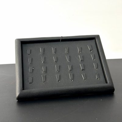"سینی انگشتر تخت چرم مشکی MJ101 برای نمایش گروهی انگشتر"