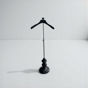 استند پیراهن مشکی فرفورژه SP104