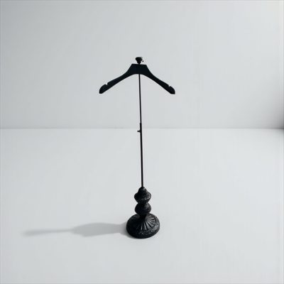 استند پیراهن مشکی فرفورژه SP104